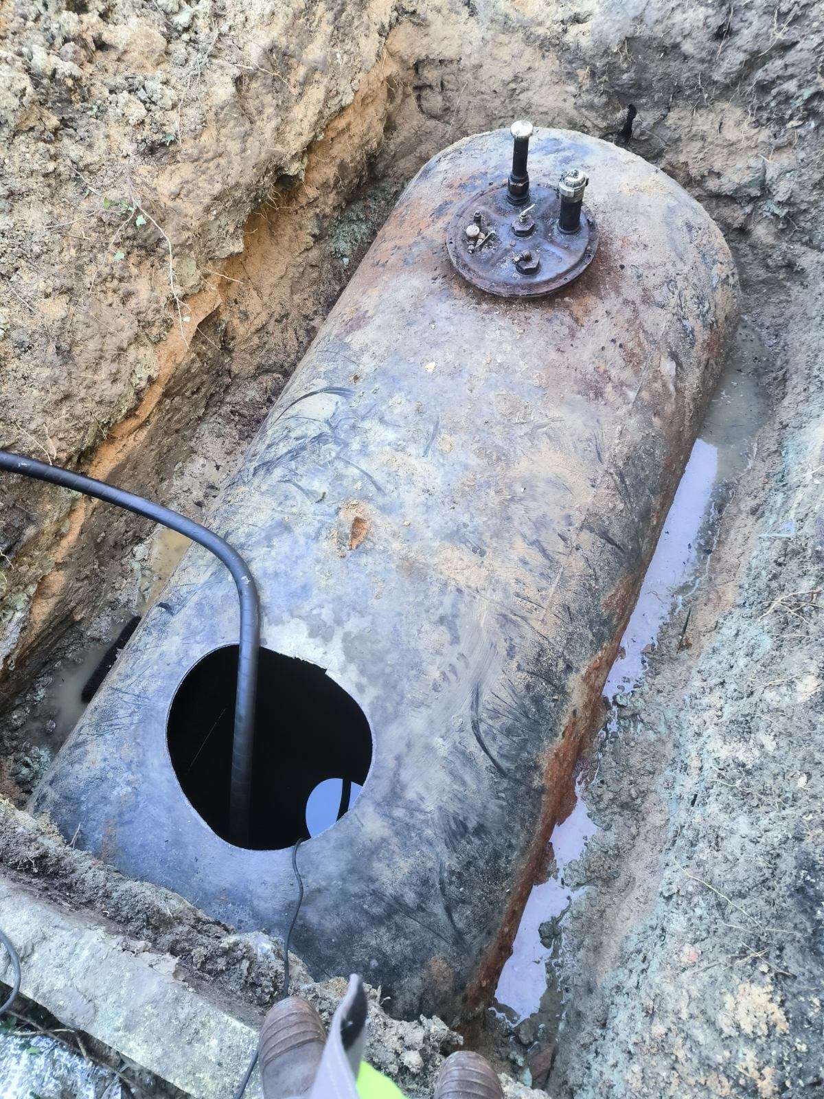 Enlèvement des boues
                        déposées au fond la cuve à fioul