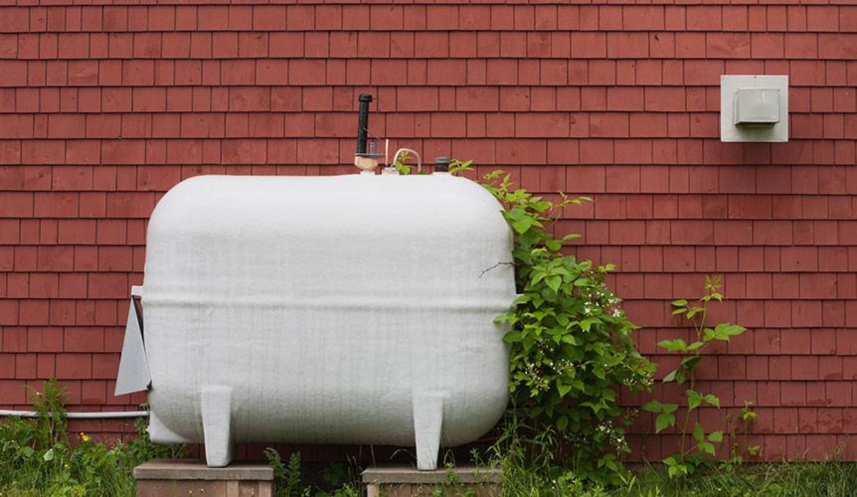 Une cuve à fioul transformée en récupérateur d'eau de pluie