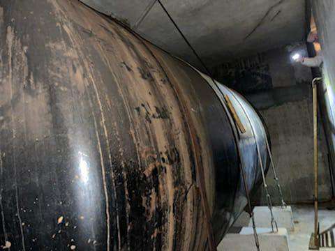 Un cuve à fioul de très gros volume en inspection extérieure avant son nettoyage en vue d'un démantèlement.