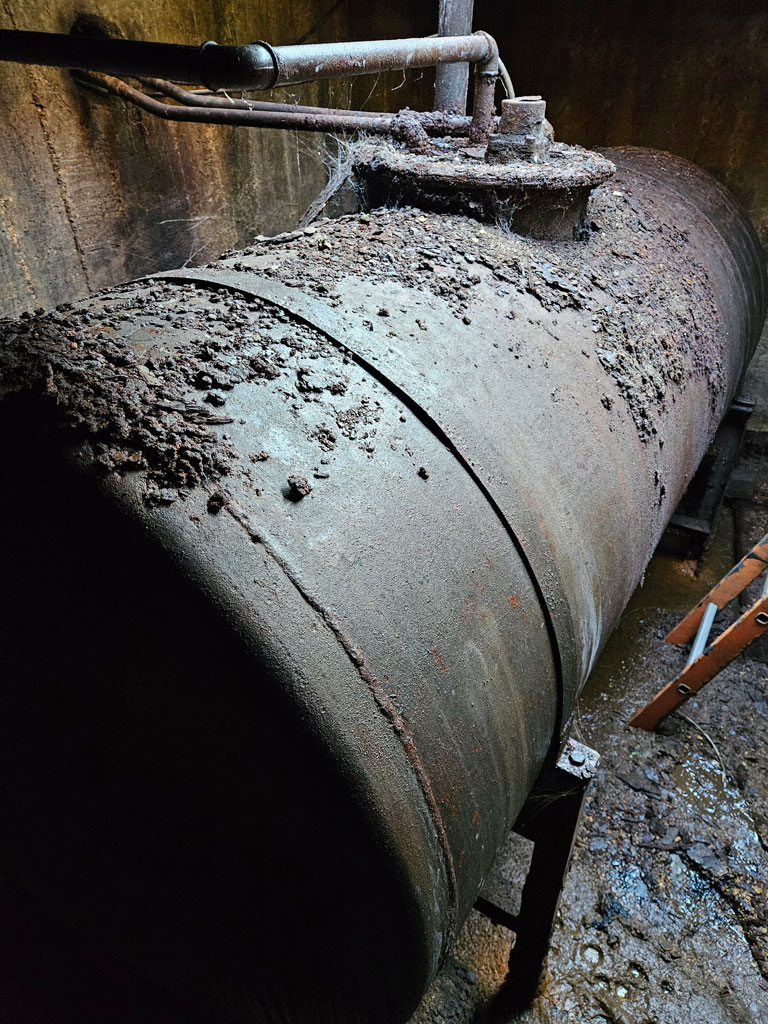 Une cuve à fioul à l'abandon, dans une cave, avant sa neutralisation.
