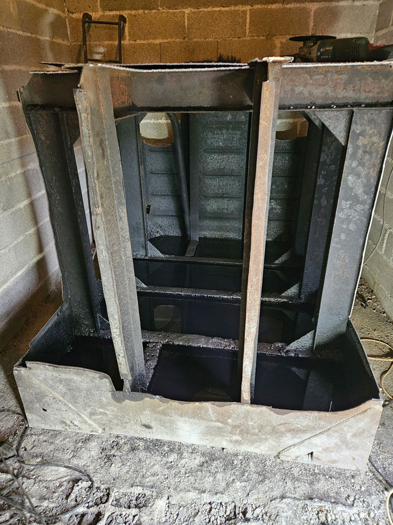 Démantèlement d'une cuve à fiuol dans le cadre de sa neutralisation définitive.