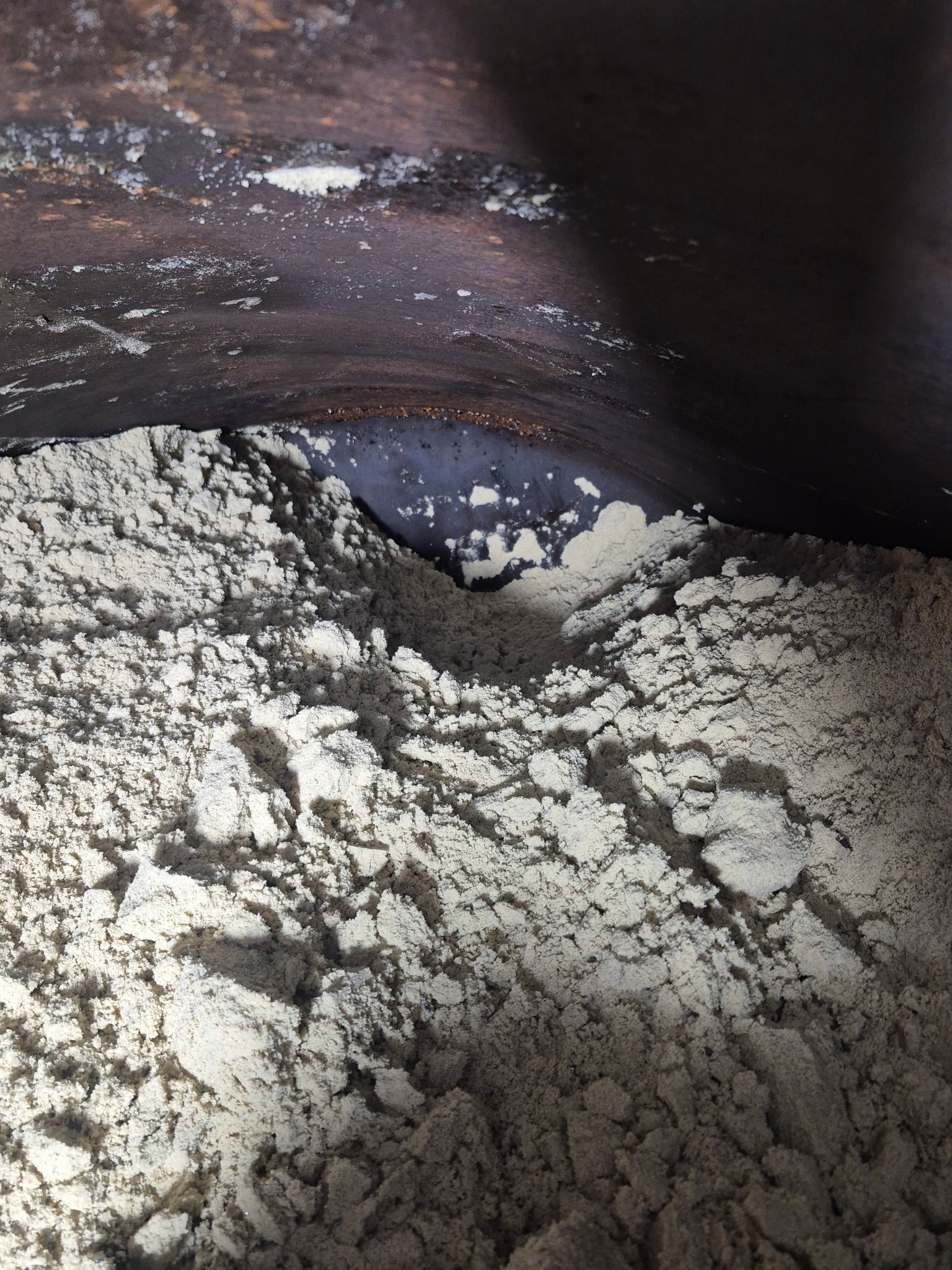 Neutralisation en cours d'une cuve à fioul avec du sable : la citerne sera entièrement remplie de sable.