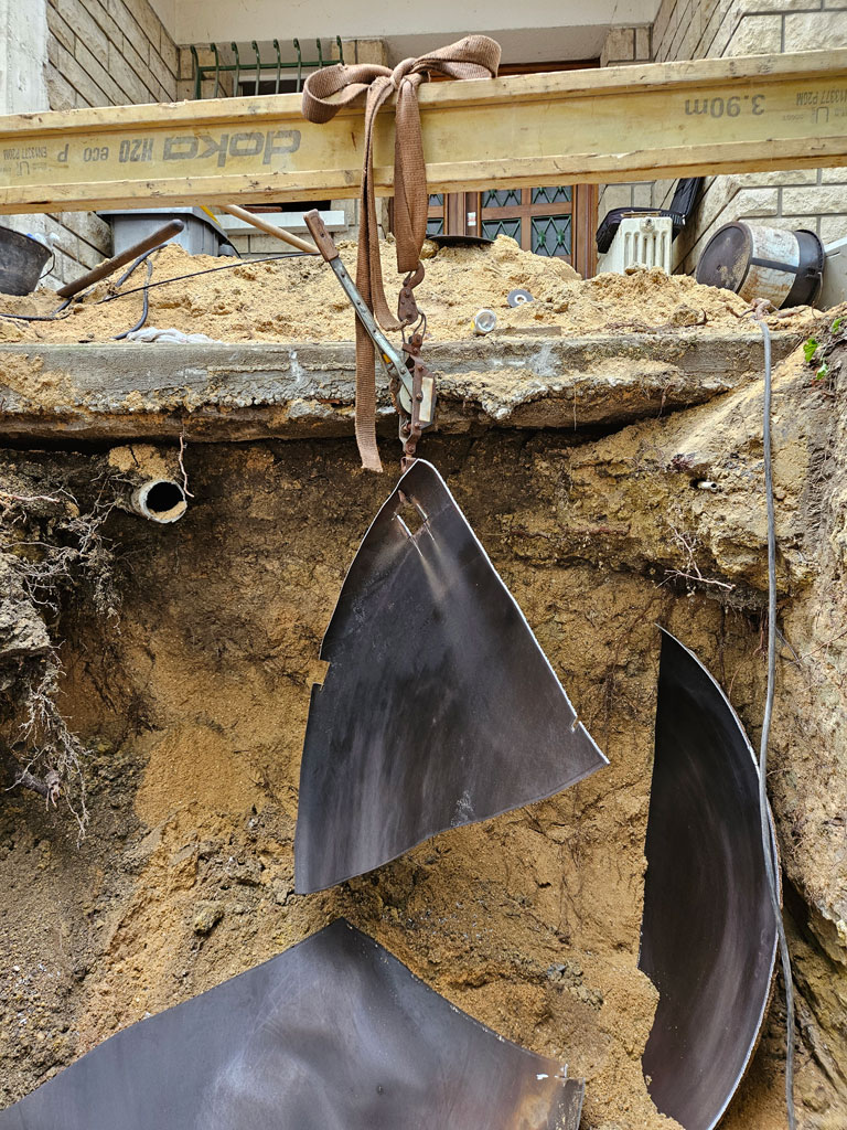 Extraction de la citerne à combustible dans le cadre de sa neutralisation.
