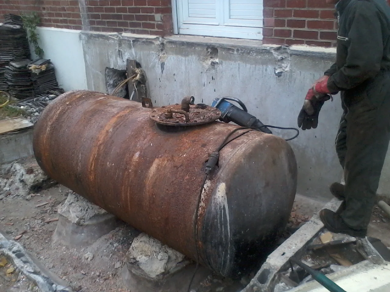 Démantèlement d'une cuve à fioul aérienne avec l'aide financière de Maprime Renov