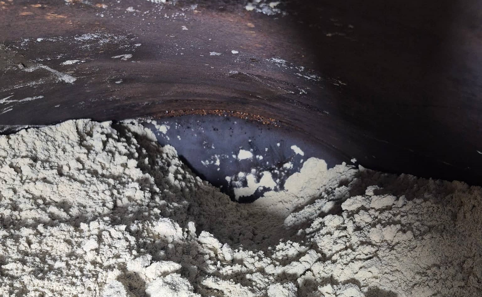 La cuve est en phase de remplissage avec du sable. L'inertage sera terminé lorsque tout le volume de la cuve sera comblé.