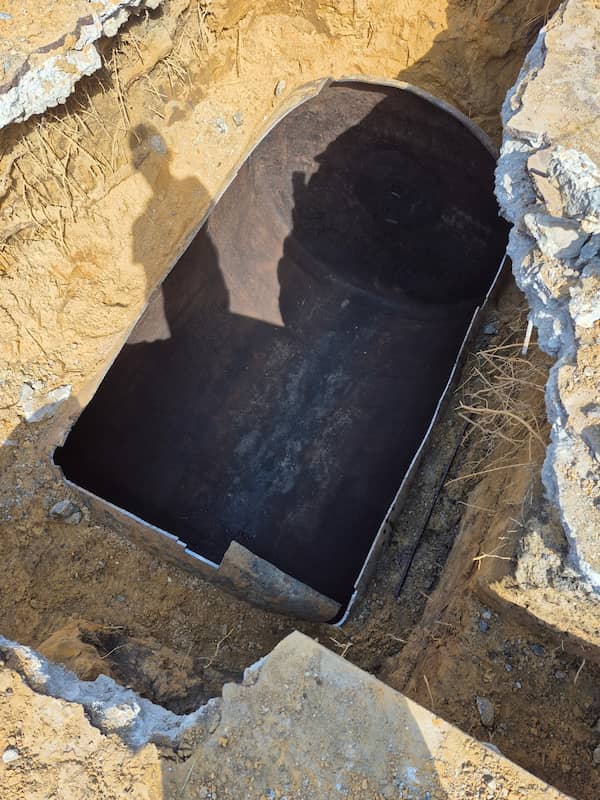 découpage de la cuve à fioul avant son extraction complète